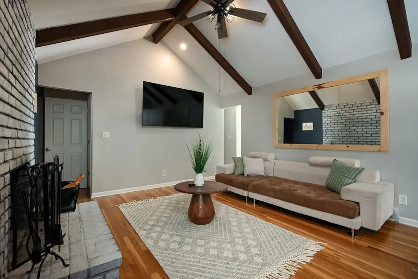 Spacious Home •Great for Groups, Pets • Sleeps 10 - Image 1