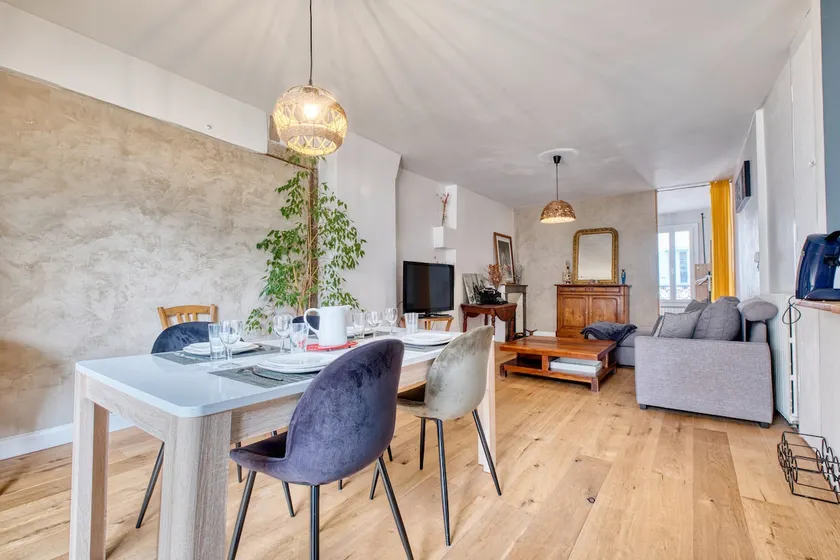 Large F2 downtown – balcony & all pro comfort - Image 1