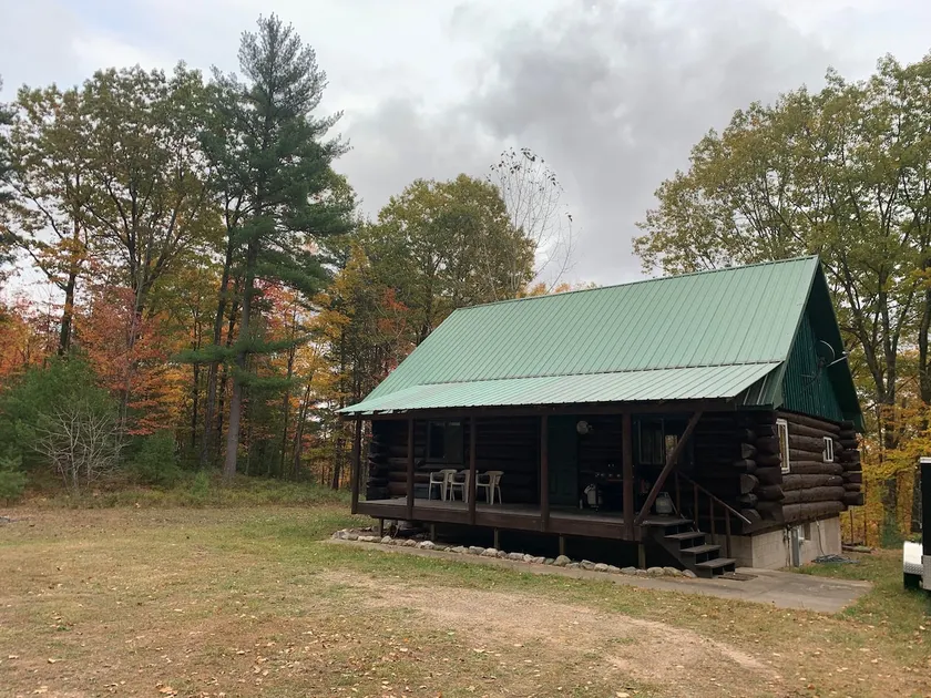 Cozy Getaway Full Log Cabin - Image 1