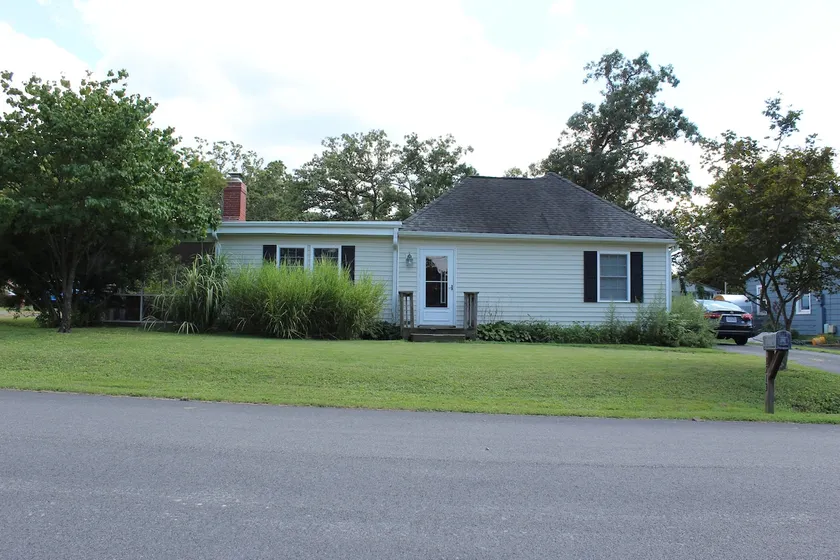 Great for family & pups! Fenced yard- spacious - Image 1