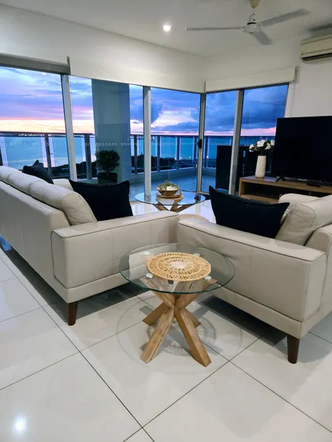 Skyview 2 Bathroom Sub-Penthouse Harbour Apartment - Image 1