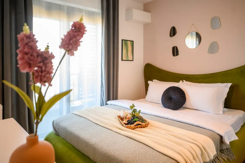 Chic 1BR with Balcony in Northern District - Image 1