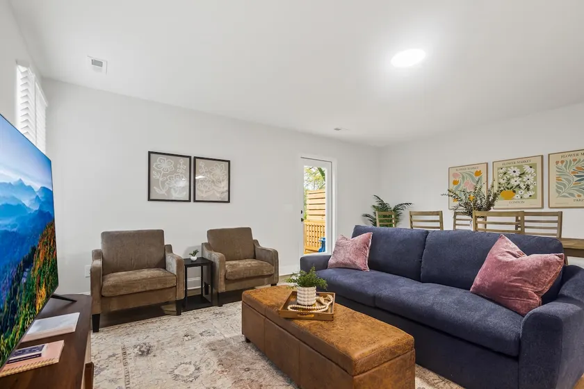 Modern & Comfy, Private Deck, 10 min to Greenville - Image 1