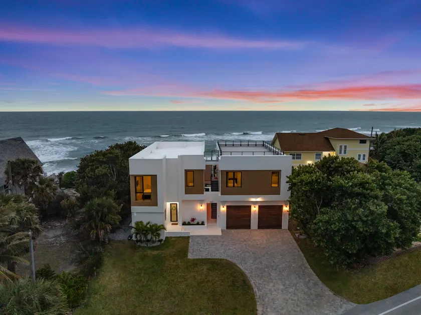 Melbourne Beachfront Pool & rooftop deck Sleeps 20 - Image 1