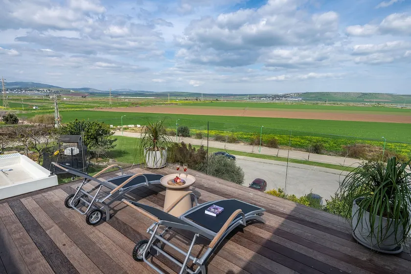 Noam in Gilboa - a stunning family suite with a spa Jacuzzi and view - Image 1