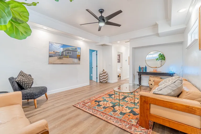 Stylish 2-Bedroom walking distance to Downtown - Image 1