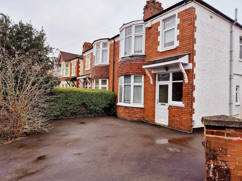 Spacious house with parking in excellent location - Image 1