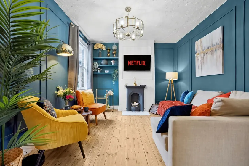 Stylish Edwardian Escape in Southwark 3 bedroom Maisonette by Gold Stays - Image 1