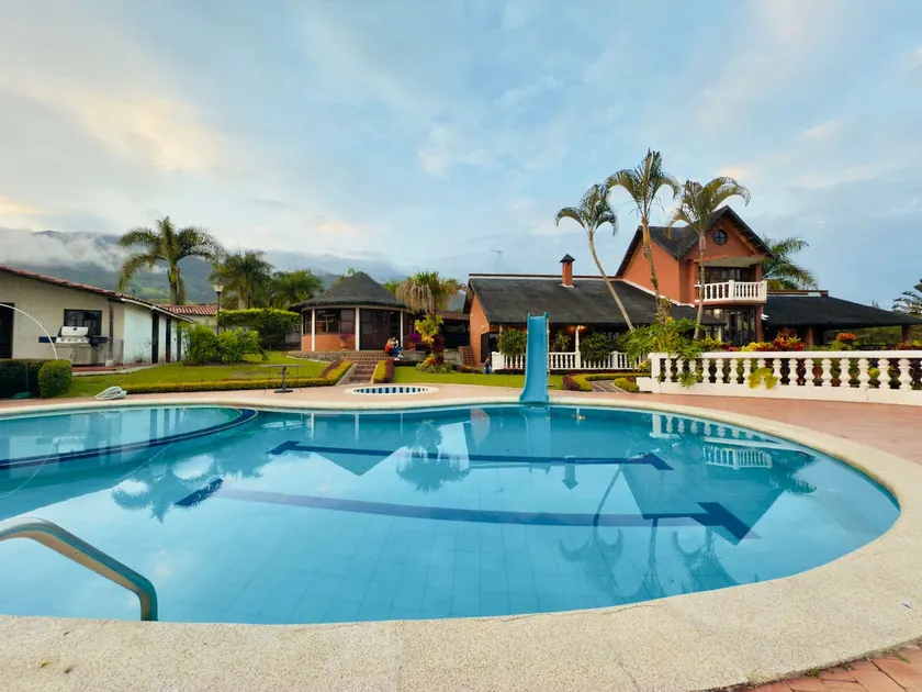 Lake Getaway: Pool, Jacuzzi, and Soccer Field - Image 1