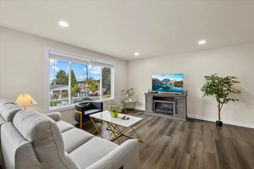 3BR | Adventurous | 5mins to Trails & Lake - Image 1