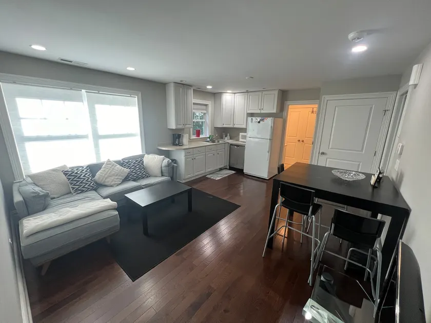 Suburban Apartment in Stamford - Image 1