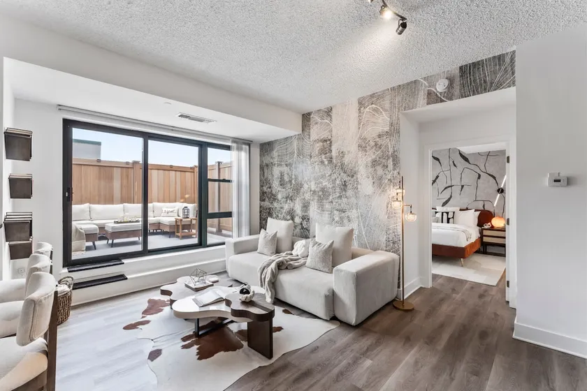 Solara – Luxury 1BR Downtown - Image 1
