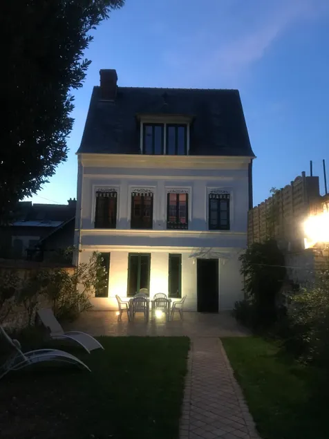 Family home, 2,700 sq. ft., enclosed garden - Image 1