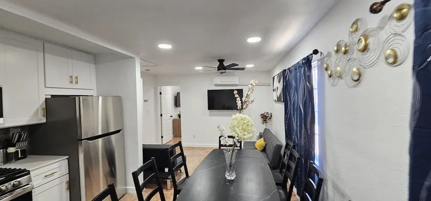 Sleeps 8, Near Freeway, FREE Laundry - Image 1