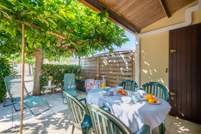 Quiet Aigues-Mortes • Terrace • Parking • Close to the Sea - Image 1