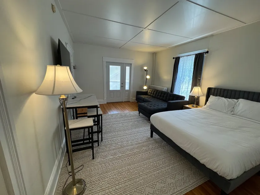 Cozy 2-Bed Apartment in Town - Image 1