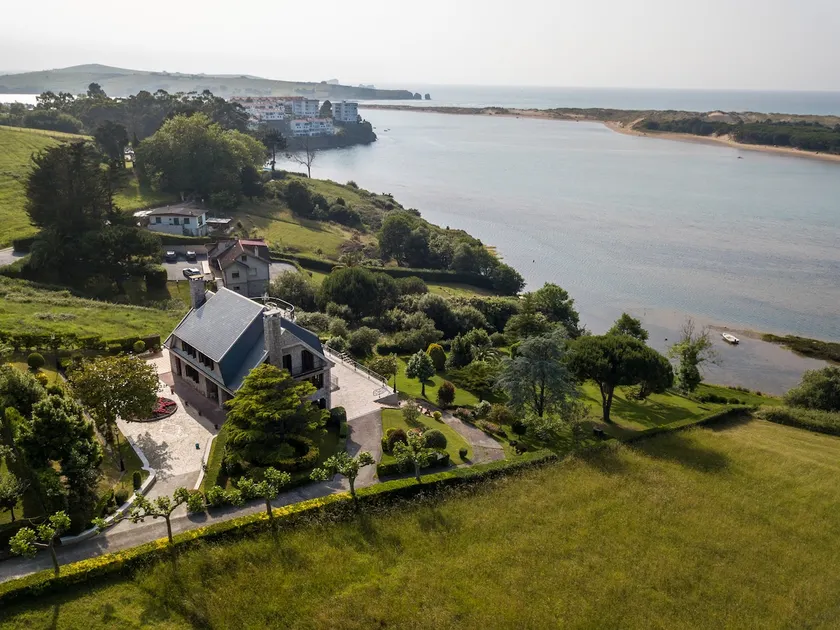 Spectacular house with ocean views. - Image 1