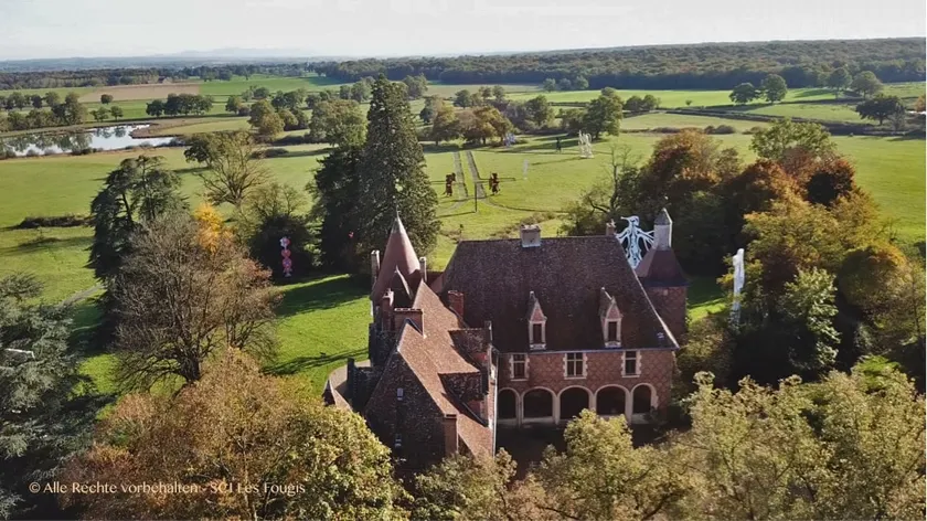 Old farmhouse in a large sculpture park - Image 1