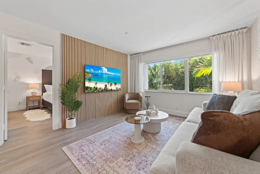 (The Palm) Beach • Pool • King Bed • Sleeps 4 - Image 1
