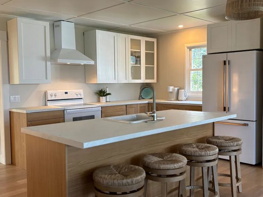 Spacious Hunts Point cottage. 30sec walk to beach! - Image 1