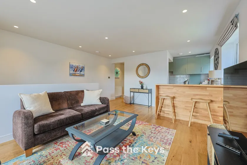 Large, Newly Renovated Flat in Charming Village - Image 1