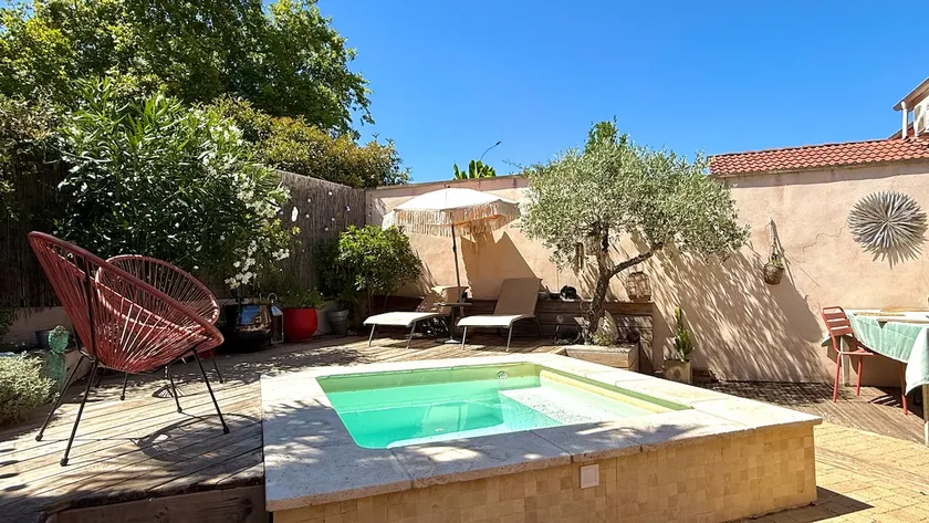 Family home with private pool, summer garden - Image 1