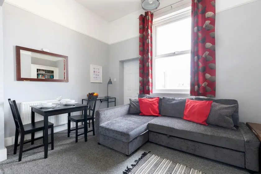 Comfortable 1-Bed Flat Near Pittville Park - Image 1