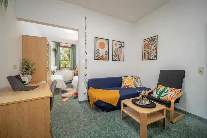 Central studio - with sofa & 2 single beds - Image 1