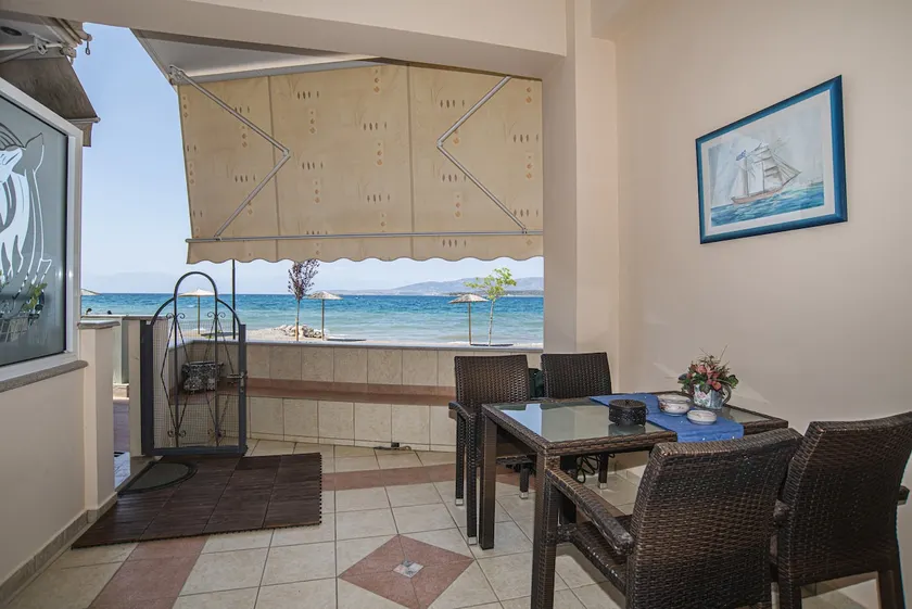Seafront Studio with Loft Bed - Image 1
