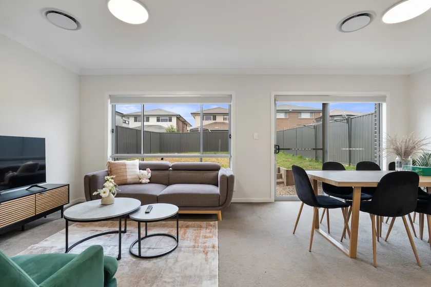 14MP Spacious 5BR House With Free Parking, 9 Mins To HomeCo - Image 1