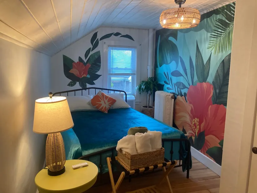 Newport Boho Tropical-2BD/1Bth, +Futon/2 Parking! - Image 1