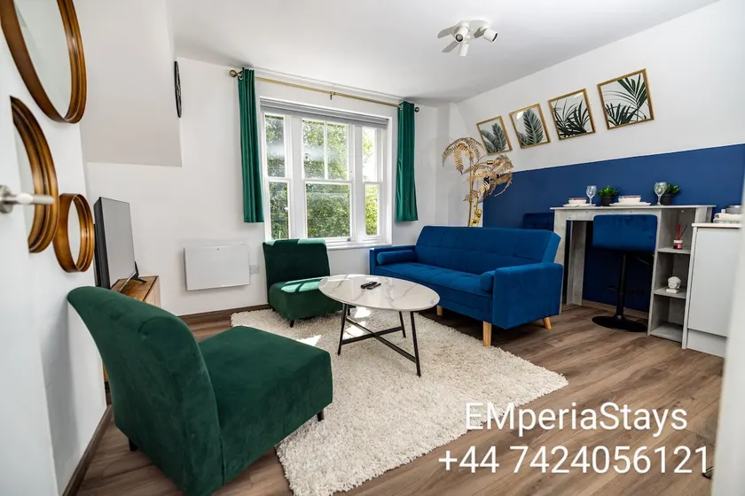 Modern 2-Bed Apartment - Near Train and Town - Parking Available - Image 1