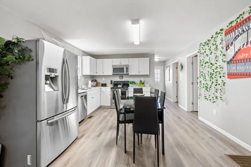 Spacious and stylish 3/2 short walk to the square - Image 1