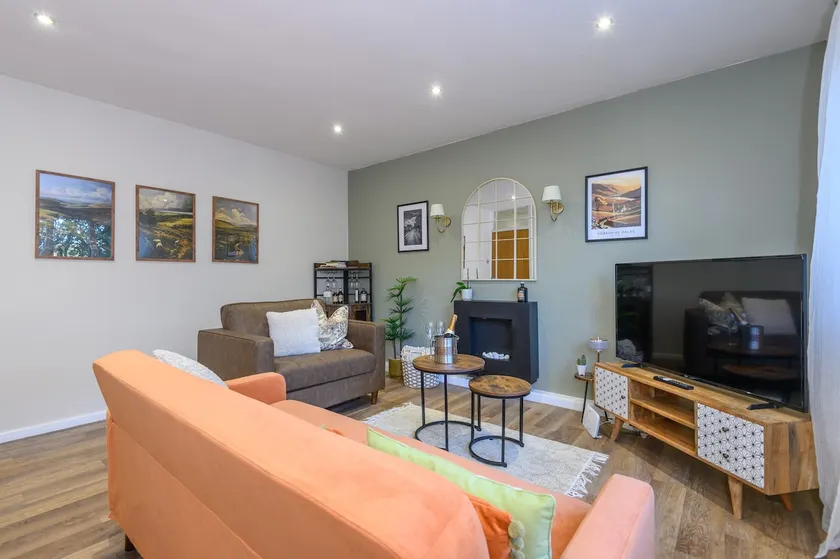 Baildon Moor Family Escape with Views + Parking - Image 1