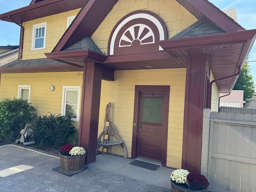Downtown Kelowna Carriage House - Image 1