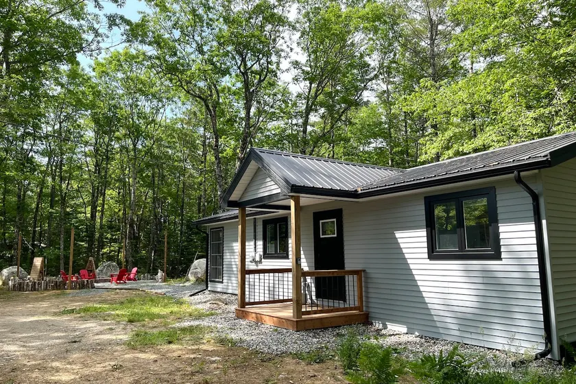 2BR charming cottage w/ Hot tub & cozy firepit - Image 1