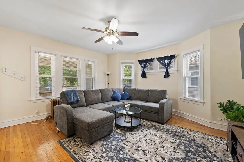Beautiful Apartment 9.9 miles from Chicago - Image 1