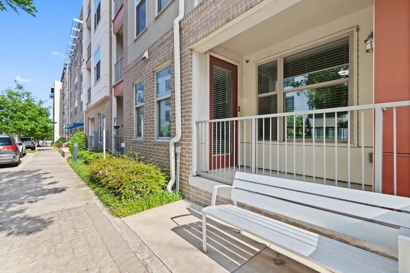 Homey 1BR + Balcony Overlooking Midtown+Parking - Image 1