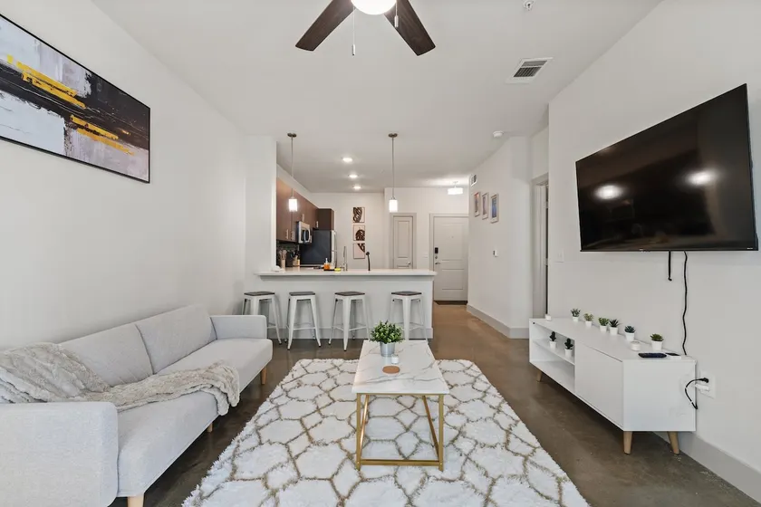 Homey 1BR + Balcony Overlooking Midtown+Parking - Image 1