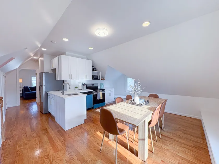 Family-Friendly 4 Bed 3 Bath Downtown Delight - Image 1