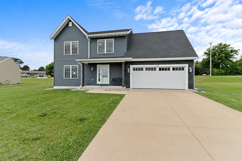 The Oasis, 7 bed, hot tub 1/2 acre by Lake Geneva - Image 1