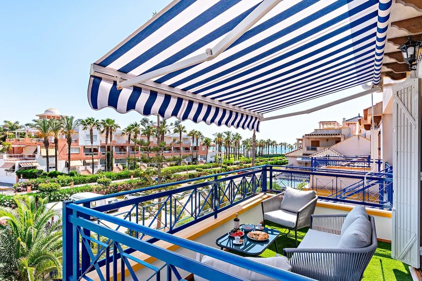 Solarium, views and pool with beach access - Image 1