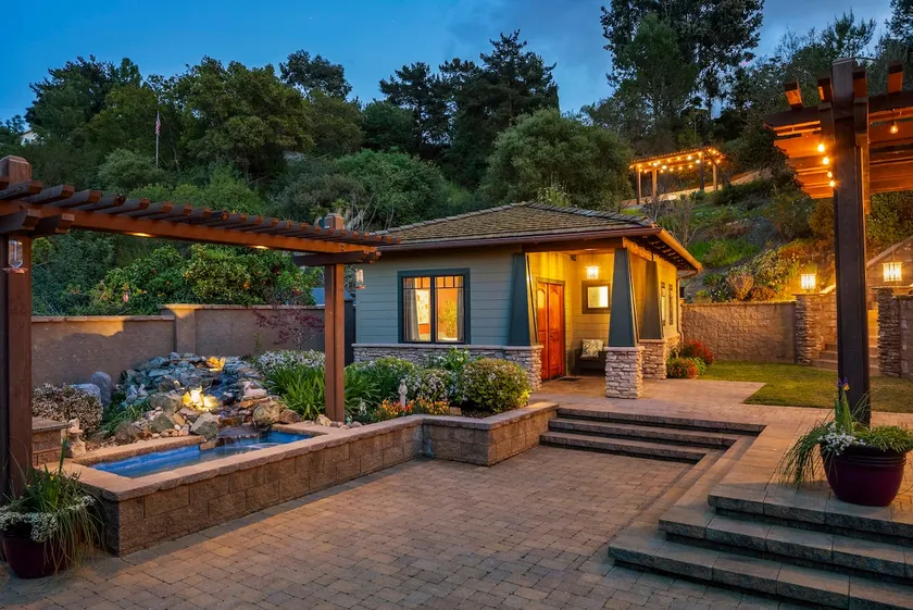 Secluded Garden Cottage Walk to Shops + 55” TV - Image 1