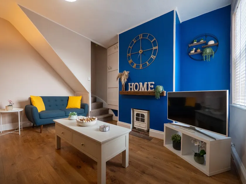 Whole Town House - Town centre! - Image 1