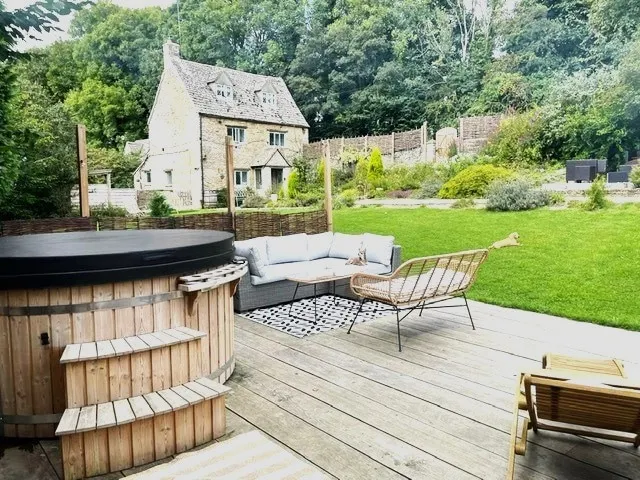 Country Retreat, Hot Tub, 7 Mins To Soho Farmhouse - Image 1