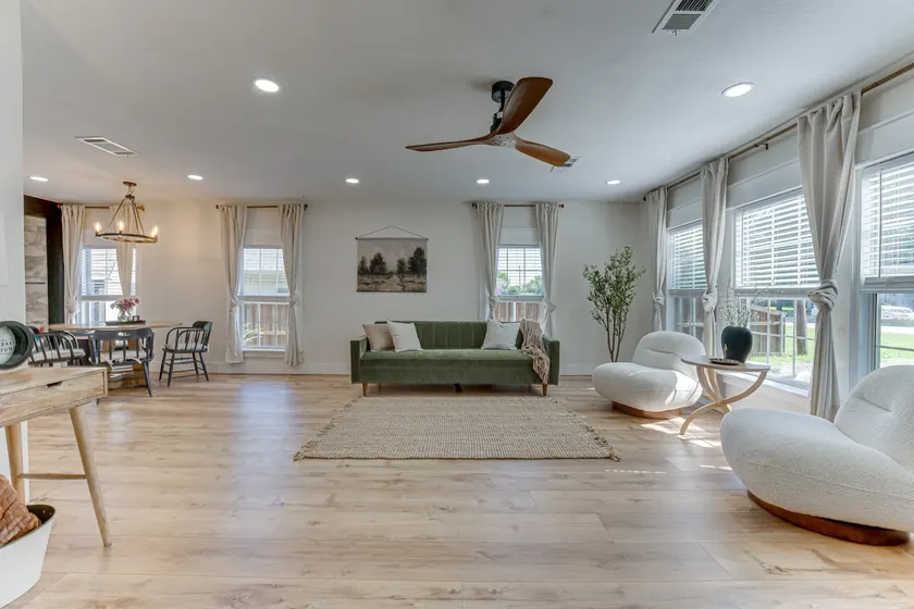 Downtown Ivory Studio Getaway• Walk Shops & Dining - Image 1