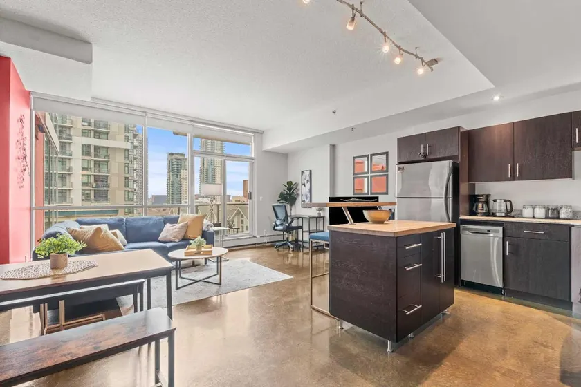 2 Bed 2 Bath Condo | 5 mins to Stampede, BMO, 17th - Image 1