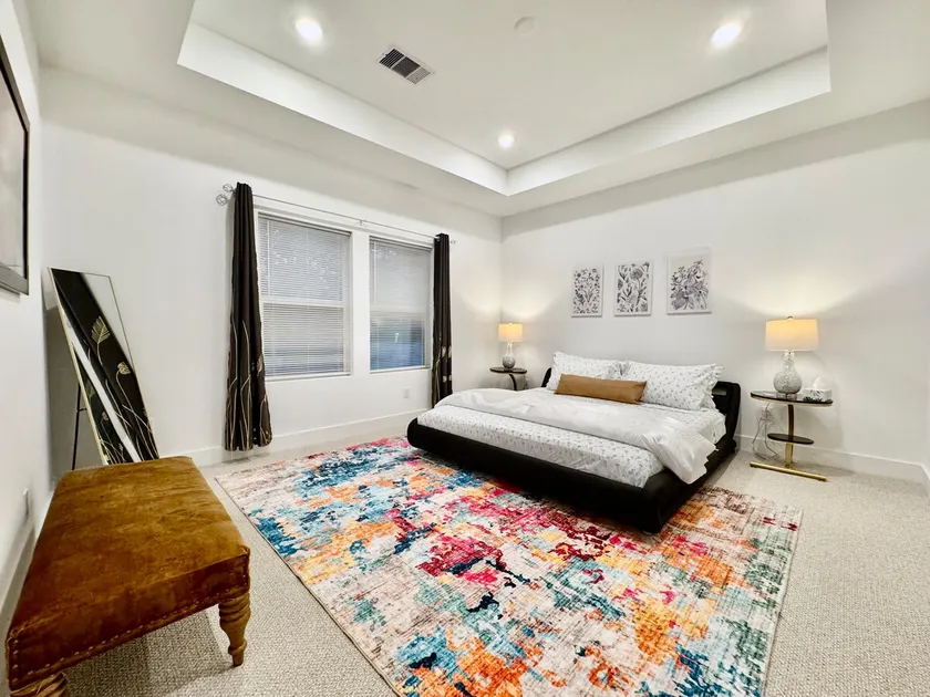 Gated community, quiet house close to downtown - Image 1