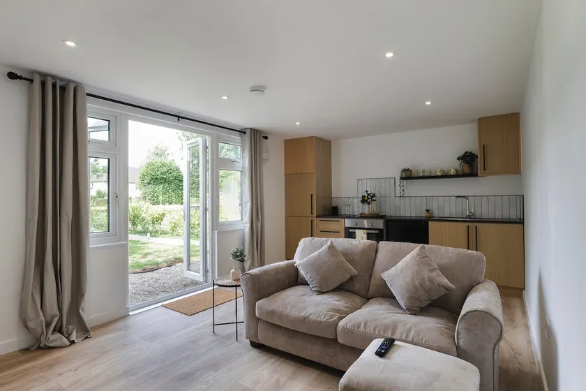 Peaceful Private Annexe w/ Driveway Parking - Image 1