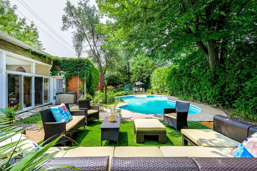 Beach House Longueuil - Pool, Spa, 6BR, 2 Kitchens - Image 1